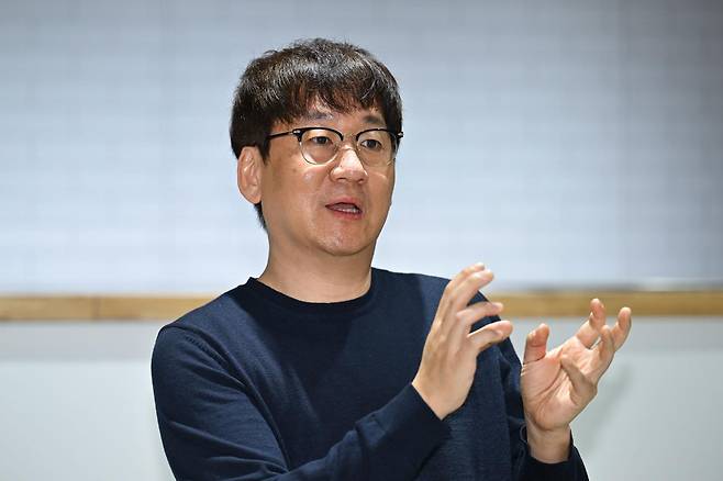 유튜브 채널 '입질의 추억'을 운영하는 김지민씨는 지난달 13일 서울 서초구 티엠씨엔터 스튜디오에서 한국일보와 만나 "구독자는 많지만 상업광고 거의 없이 운영하다 보니 실제 수익은 조회수뿐이어서 여러 비용을 제외하면 간신히 적자를 면하는 정도"라고 말했다. 강예진 기자