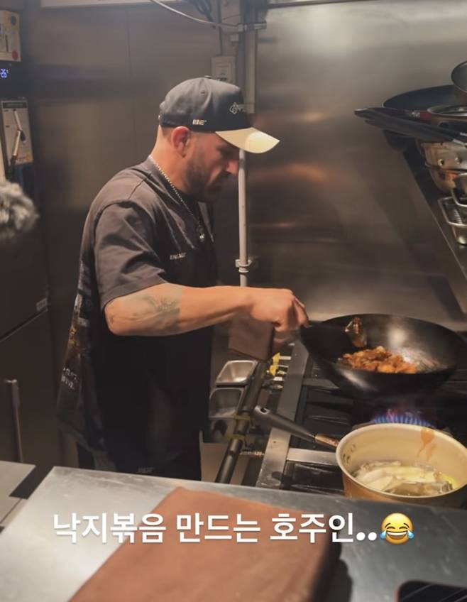 한국에 와 낙지볶음을 만들고 있는 볼카노프스키. 사진=정찬성 SNS
