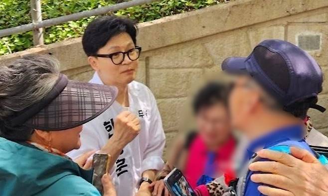 부산 북구갑 국회의원 보궐선거에 출마한 무소속 한동훈 예비후보가 시민들과 만나 이야기를 나누고 있다. (본인 페이스북)