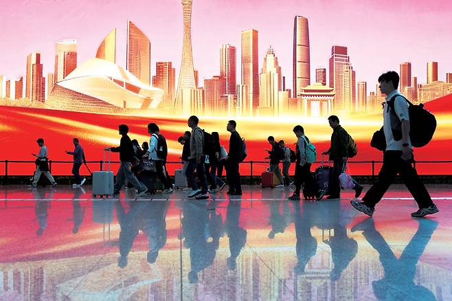 중국 광저우 국제공항 입국장에서 승객들이 걸어 나오고 있다. ⓒXinhua