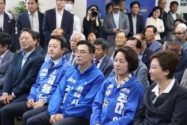 더불어 민주당 최원용 평택시장 후보가 지난 9일 선거대책위원회 발대식에서 추미애 경기도지사 후보, 평택을 재선거에 출마한 김용남 후보, 이언주 수석최고위원 등과 발대식 행사 진행을 지켜보고 있다. /최원용 후보 캠프 제공