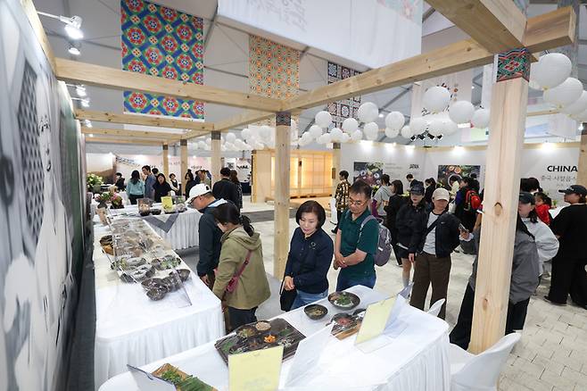2026 울산태화가람대축제가 진행 중인 지난 9일 울산 태화강국가정원 남구 둔치에서 시민들이 국제사찰전통음식문화축제 전시장에서 다양한 사찰 음식을 관람하고 있다. 최지원 기자