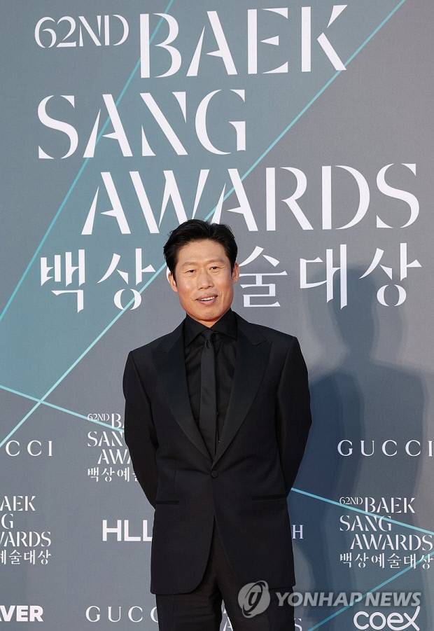 영화 '왕과 사는 남자'의 배우 유해진이 지난 8일 서울 강남구 코엑스에서 열린 제62회 백상예술대상 레드카펫 행사에서 포즈를 취하고 있다. 유해진은 이날 영화 부문 대상을 수상했다. 연합뉴스