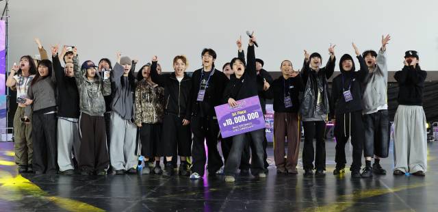 2026 부산스텝업댄스페스티벌이 10일 부산 해운대구 영화의전당에서 성대한 막을 내렸다. 이날 ‘댄스 퍼포먼스 월드 챔피언십’ 부문에서 우승을 차지한 '데스팟 크루' 멤버들이 기뻐하고 있다. 정종회 기자 jjh@