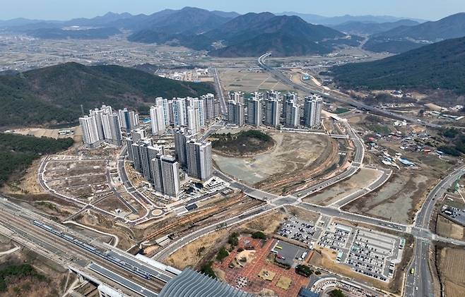 ▲ 경주시가 올해 말까지 2억 4800만원을 투입해 신경주역세권 일대 7만 629㎡ 규모 공원·녹지 관리사업을 추진한다. 사진은 신경주역세권 전경. 경주시