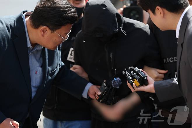 광주 도심에서 일면식 없는 여고생을 살해한 장 모 씨(24)가 7일 구속 전 피의자 심문(영장실질심사)를 받기 위해 광주지방법원에 들어서고 있다. 2026.5.7 ⓒ 뉴스1 이승현 기자
