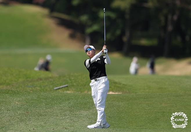 김효주가 10일 경기도 용인의 수원 컨트리클럽 뉴코스에서 열린 KLPGA 투어 NH투자증권 챔피언십 1번홀에서 아이언샷을 하고 있다. (KLPGA 제공)