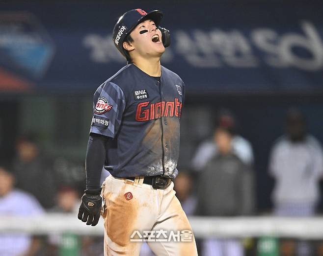 롯데 한태양이 15일 서울 잠실구장에서 열린 2026 KBO리그 LG전 8회초 2사1,2루 장두성 우전안타 때 홈을 밟은 후 안도의 한숨을 내쉬고 있다. 잠실 | 최승섭기자 thunder@sportsseoul.com