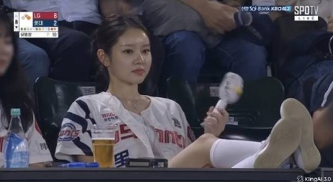 맹승지가 최근 개인 SNS에 게재한 생성형 AI 제작 ‘야구장 관중(중계 화면)’ 영상으로 비매너 논란에 올랐다. 사진 | 맹승지 SNS