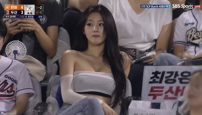 최근 각종 온라인 커뮤니티에서 ‘야구장 관중(중계 화면)’을 유행시킨 주인공이 생성형 AI로 제작된 가상인물로 밝혀졌다. 사진 | 온라인 커뮤니티