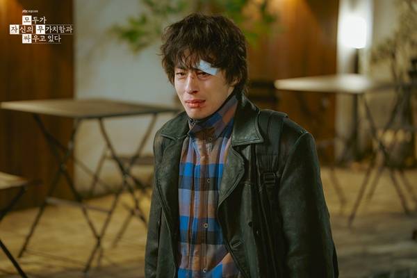 JTBC 토일드라마 '모두가 자신의 무가치함과 싸우고 있다' 스틸컷. ⓒJTBC