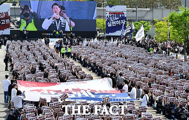 삼성전자 노조가 23일 오후 경기 삼성전자 평택캠퍼스 앞에서 '4.23 투쟁 결의대회'를 연 가운데 노조원들이 구호를 외치고 있다. /평택=임영무 기자