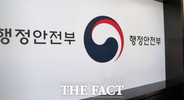 10일 행정안전부에 따르면 오는 4웝루터 보탬e 카드의 활용 범위를 확대한다고 밝혔다. /뉴시스