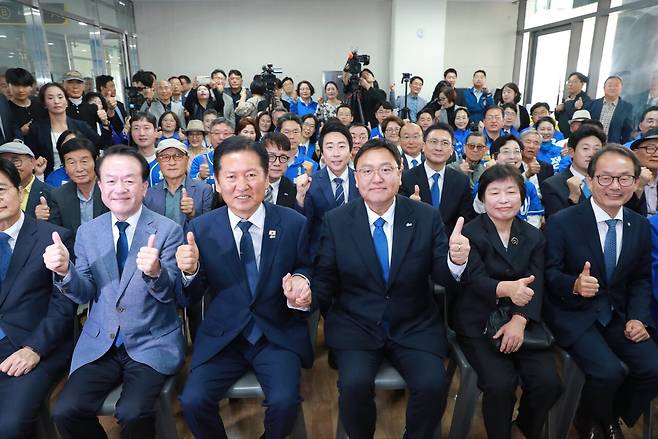 민주당 정청래 대표(왼쪽에서 두번째)가 9일 세종에서 열린 조상호 세종시장 후보 선거대책위원회 발대식에 참석해 행정수도특별법 통과를 약속했다. 조상호 후보 선거사무소 제공