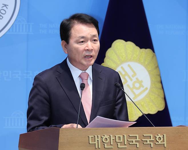 성일종 국회 국방위원회 위원장이 서울 여의도 국회 소통관에서 정동영 통일부 장관의 대북 기밀 정보 유출 논란과 관련해 사퇴를 촉구하고 있다. 뉴시스