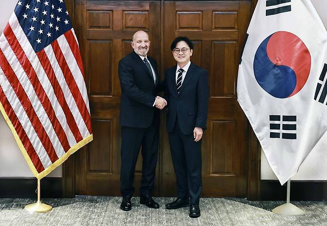 김정관 산업통상부 장관이 8일(현지시간) 미국 워싱턴 DC 상무부 회의실에서 하워드 러트닉 미국 상무부 장관과 기념 촬영하고 있다. 연합뉴스