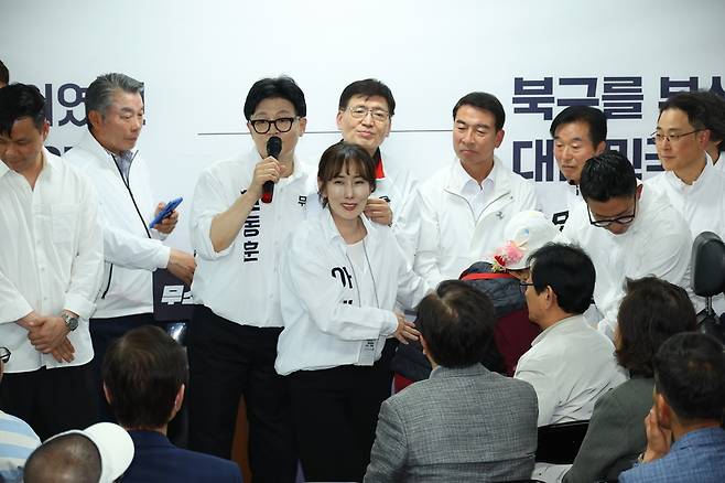 ▲ 부산 북갑 국회의원 보궐선거에 출마하는 무소속 한동훈 후보가 10일 오후 부산 북구에서 열린 선거사무소 개소식에서 아내인 진은정 변호사를 소개하고 있다. 연합뉴스