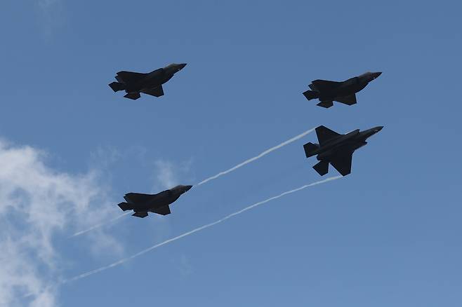 지난 21일(현지시간) 이스라엘 예루살렘에서 이스라엘 공군 F-35 전투기 4대가 비행하고 있다. EPA연합뉴스