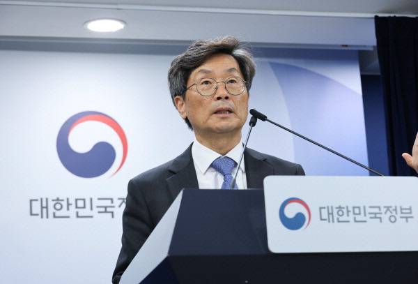 정일연 국민권익위원회 위원장이 지난 8일 서울 종로구 정부서울청사에서 열린 권익위 정상화 추진 TF 운영 결과 발표를 하고 있다. 연합뉴스