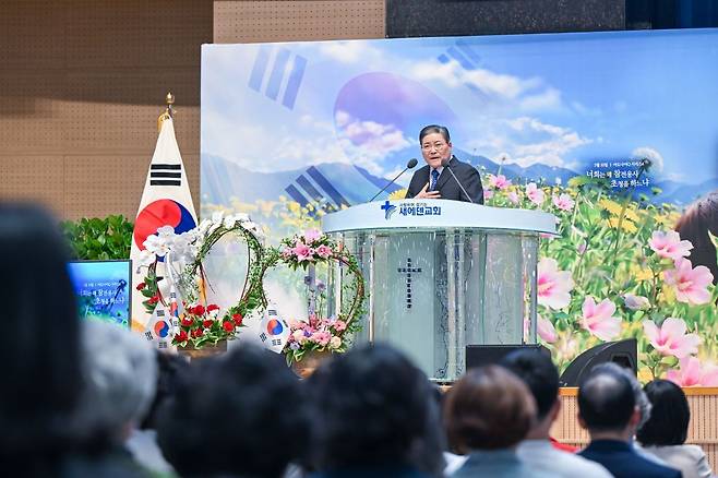 소강석 목사가 10일 경기도 용인 새에덴교회에서 ‘너희는 왜 참전용사 초청을 하느냐’를 주제로 설교하고 있다. 용인=신석현 포토그래퍼