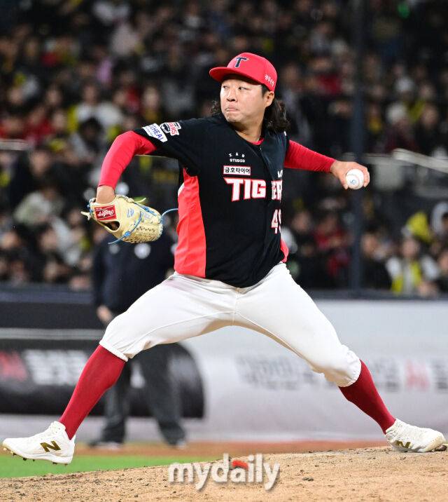 2026년 4월 22일 오후 경기도 수원KT위즈파크에서 열린 '2026 신한 SOL KBO리그' KIA 타이거즈와 KT 위즈의 경기. KIA 김범수가 7회말 구원등판해 역투하고 있다./마이데일리