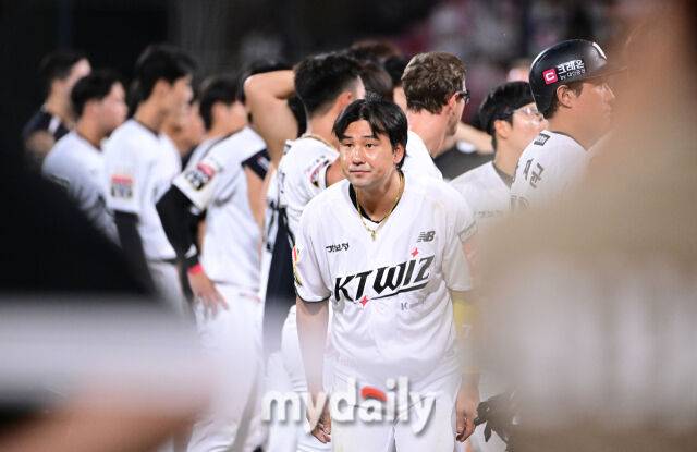 2025년 9월 4일 오후 경기도 수원KT위즈파크에서 열린 '2025 신한 SOL뱅크 KBO 리그' LG 트윈스와 KT 위즈의 경기. KT 김상수가 8-10으로 패한 뒤 LG 염경엽 감독에게 인사하고 있다./마이데일리