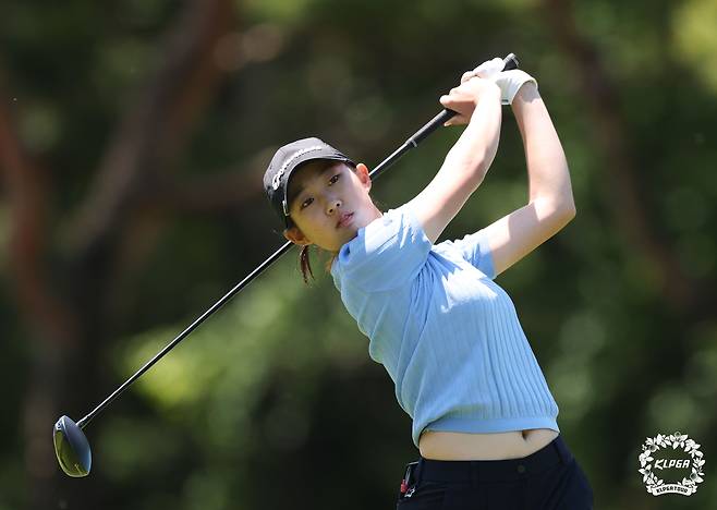 티샷을 하고 있는 김서아. 사진 제공=KLPGA