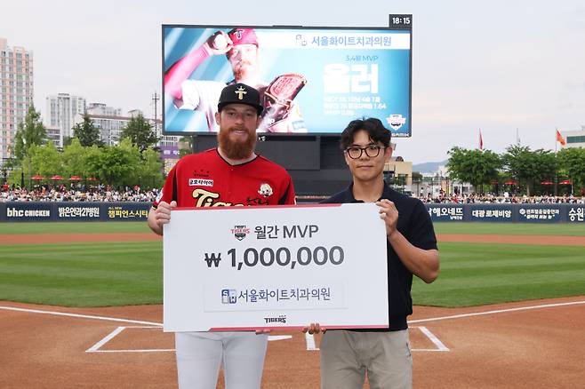 올러(왼쪽). 하동옥 서울화이트치과의원 원장 /사진=KIA 타이거즈 제공