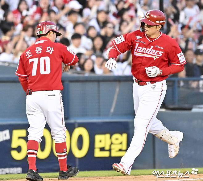 9일 오후 서울 송파구 잠실야구장에서 열린 '2026 신한 SOL Bank KBO리그' SSG 랜더스와 두산 베어스의 경기, 7회초 2사 2루 SSG 김재환이 투런 홈런을 날린 후 기뻐하고 있다. 잠실, 김한준 기자
