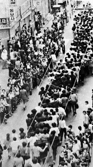 1979년 10월 부마민주항쟁 기간 중 김탁돈 당시 국제신문 사진기사가 촬영한 대열을 만들어 행진하는 시위대. /부마민주항쟁기념재단 제공