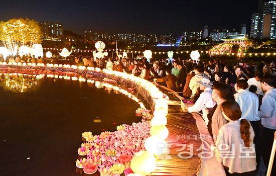 ▲ 지난 9일 태화강국가정원 남구 둔치에서 열린 울산태화가람대축제 행사장을 찾은 시민들이 소원등을 띄우고 있다. 김동수기자 dskim@ksilbo.co.kr