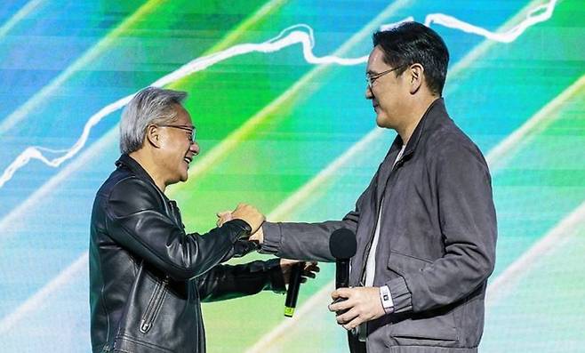 이재용 삼성전자 회장과 젠슨황 엔비디아 CEO가 지난 2025년10월 30일 서울 코엑스에서 열린 엔비디아의 그래픽카드(GPU) '지포스' 출시 25주년 행사에서 회동했다. / 사진=연합뉴스