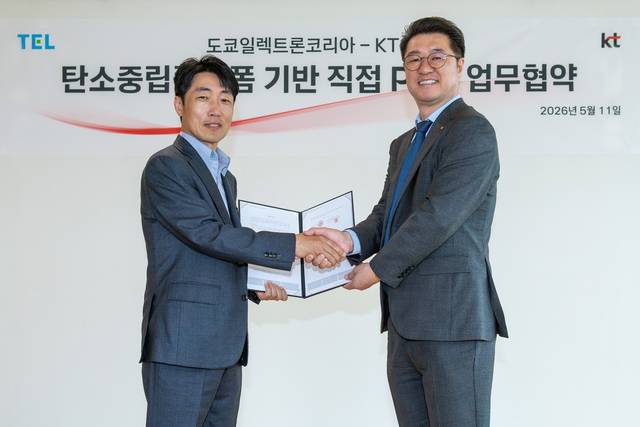김용남 KT 엔터프라이즈부문 법인사업본부장(오른쪽)과 이선길 도쿄일렉트론코리아 기술총괄부문장이 기념촬영을 하고 있다. KT 제공.