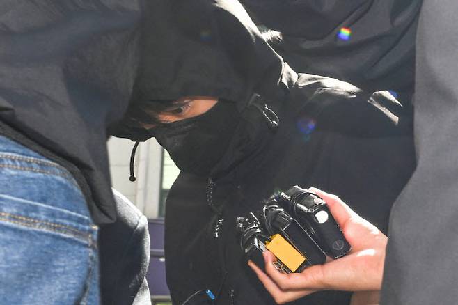 지난 7일 오전 광주 동구 광주지방법원에서 일면식 없는 여고생을 살해하고 남고생에 흉기를 휘두른 피의자 장모 씨가 구속 전 피의자 심문(영장실질심사)을 받기 위해 법정으로 이동하고 있다 (사진=뉴시스)