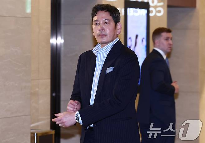 정용진 신세계그룹 회장이 29일 오후 서울 송파구 롯데콘서트홀에서 열린 부인 한지희씨의 데뷔 앨범 발매 기념 콘서트에 참석해 내빈들을 맞이하기 위해 기다리고 있다. 2026.4.29 ⓒ 뉴스1 김민지 기자