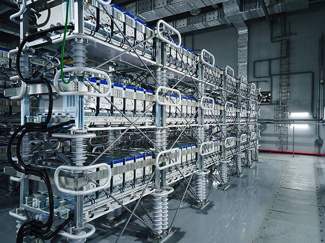 효성이 독자기술로 개발한 전압형 고전압직류송전(HVDC) 제품.(효성중공업 제공)/뉴스1