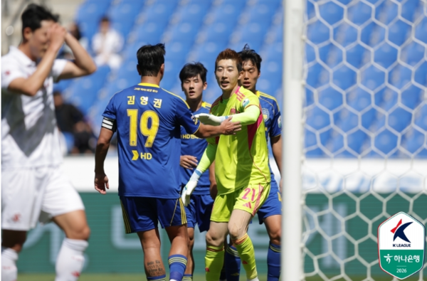 10일 울산 HD가 이동경의 결승골과 조현우의 연속 선방을 앞세워 부천FC를 꺾고 2연승을 달렸다.( 울산 조현우가 홈경기 부천전에서 공을 막은 후 하이파이브하고 있다). /사진=대한프로축구연맹