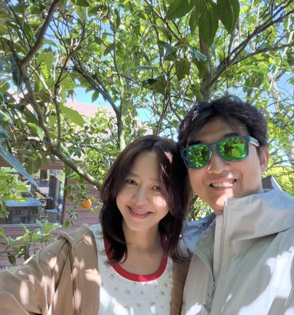 배우 강성연(왼쪽)이 재혼 소식을 직접 알렸다. /소셜 미디어 캡처