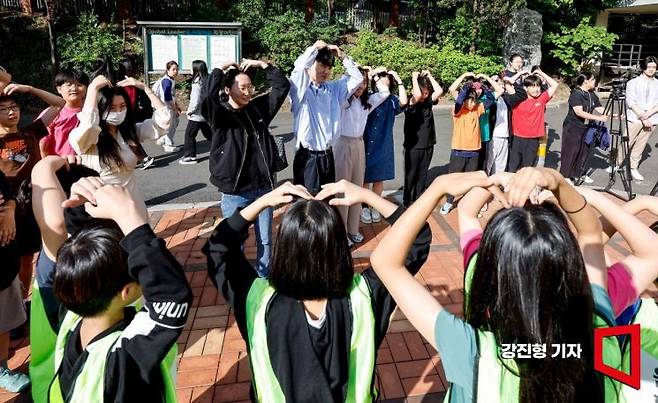 지난 2024년 스승의날을 기념해 어린이들이 선생님 '사랑해요'를 외치며 하트를 그리고 있다. 강진형 기자