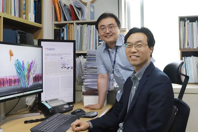 지승욱(앞줄) 박사와 정기백 박사. 생명연 제공.