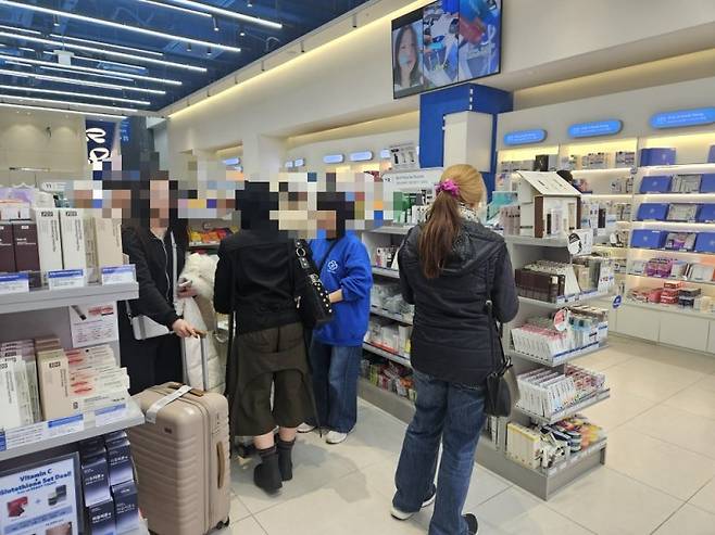서울 명동의 한 대형 약국에서 외국인 관광객들이 일반의약품과 건강기능식품 등을 살펴보고 있다. 사진=뉴시스
