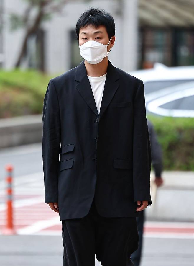 래퍼 쿤디판다(본명 복현)가 11일 서울서부지방법원에서 열린 병역법위반 공판에 출석하고 있다. 뉴스1