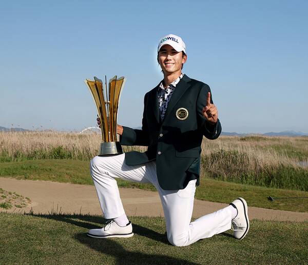 정찬민 프로와 접전 끝에 2026년 한국프로골프(KPGA) 투어 KPGA 파운더스컵 대회 우승을 차지한 오승택 프로가 우승 트로피를 들고 기념 촬영하는 모습이다. 사진제공=KPGA (사진을 무단으로 사용하지 마십시오.)