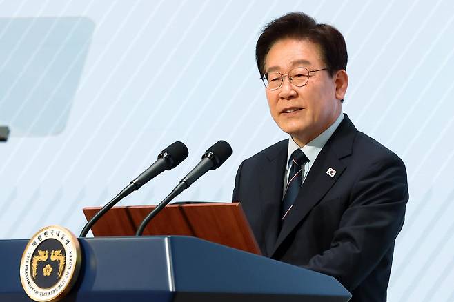 이재명 대통령이 8일 서울 대한상공회의소에서 열린 제54회 어버이날 기념식에서 축사를 하고 있다. 청와대사진기자단