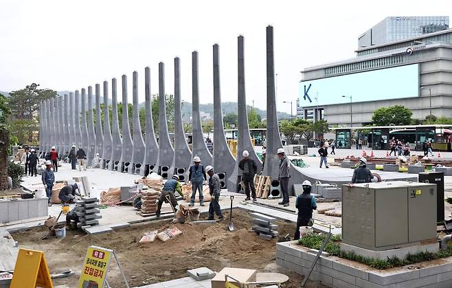 7일 서울 종로구 광화문광장에 6·25 전쟁 참전국을 상징하는 23개의 석재 조형물로 구성된 '감사의 정원' 막바지 작업이 한창이다. 연합뉴스