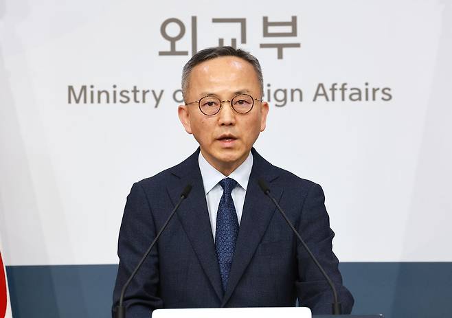 박일 외교부 대변인이 10일 서울 종로구 외교부 청사에서 호르무즈 해협에서 발생한 한국 선박 HMM 나무호 폭발 및 화재 사고의 원인 규명을 위한 조사단 조사 결과를 발표하고 있다. 이날 외교부는 "호르무즈 해협에 정박중이던 HMM 나무호 관련 정부 합동 조사단이 현장 조사를 지난 8일 실시했다"며 "조사 결과 지난 4일 미상의 비행체가 나무호의 선미를 타격한 것으로 확인됐다"라고 말했다. 뉴스1