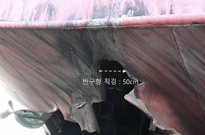 정부는 4일(현지시간) 호르무즈 해협 인근에서 HMM 소속 화물선 ‘나무호’에서 폭발과 화재가 발생했으며 미상 비행체의 타격에서 일어났다고 밝혔다. 미국 측은 이란 공격 가능성을 제기했지만, 이란 정부는 개입 의혹을 부인했고 한국 정부는 정확한 원인을 조사 중이다. 사진은 미상 비행체의 타격으로 피해 입은 선박 외부의 모습. 뉴스1