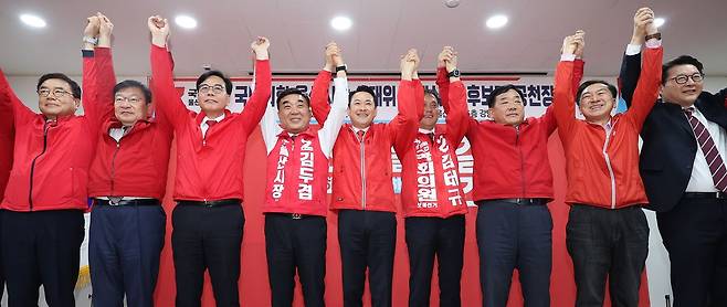 국민의힘 장동혁 대표가 11일 울산시 남구 울산시당에서 열린 '6·3 지방선거 울산선대위 발대식 및 공천장 수여식'에서 참석자들과 손을 잡고 인사하고 있다. 연합뉴스