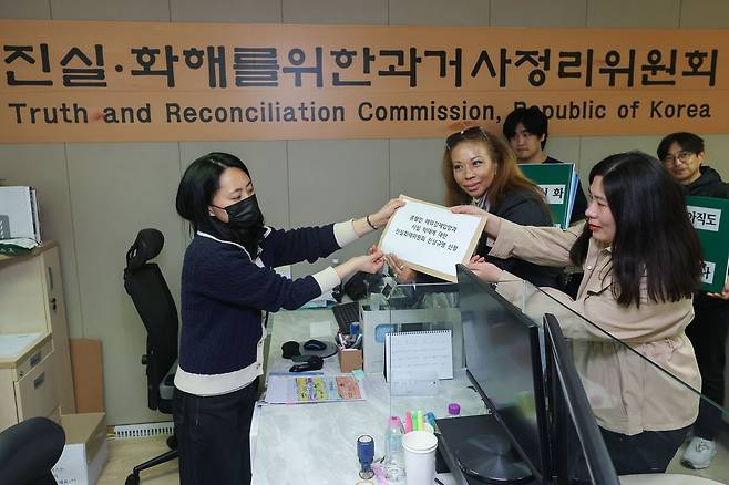 지난 3월 해외입양·아동권리 진실규명연대 등 단체 회원 및 해외입양인들이 서울 중구 진실·화해를위한과거사정리위원회에서 혼혈인 해외강제입양과 시설학대 진상규명 신청서를 제출하고 있다. 연합뉴스