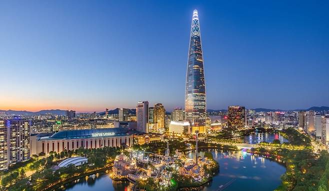 롯데타운 잠실 및 롯데월드타워 전경./사진=롯데백화점 제공